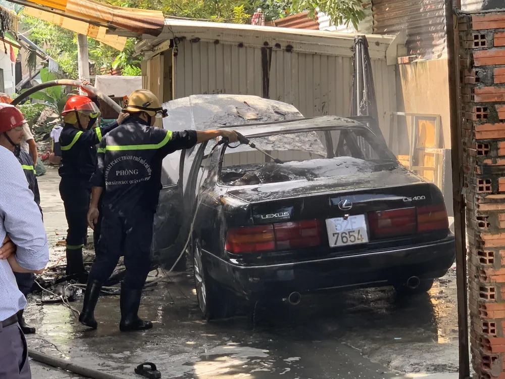 Cảnh sát PCCC sau đó khống chế đám cháy sau ít phút. Ảnh: HT dieu-tra-vu-xe-lexus-boc-chay-du-doi-o-tan-phu-2.jpg