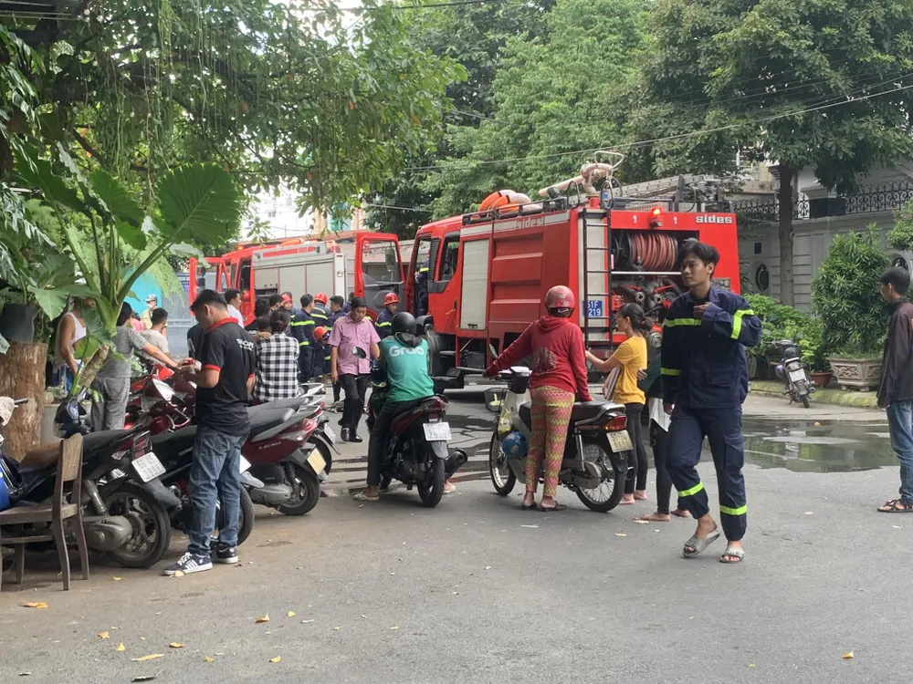Hiện nguyên nhân vụ cháy xe Lexus đang được điều tra. Ảnh: HT dieu-tra-vu-xe-lexus-boc-chay-du-doi-o-tan-phu-3.jpg