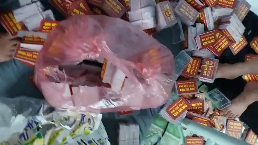 Công an thu giữ 23kg card quảng cáo cho vay của Hoàng. Ảnh: CA bat-khan-cap-ong-chu-cho-vay-lai-nang-thue-7-dan-em-tat-son-doi-no-2.jpg