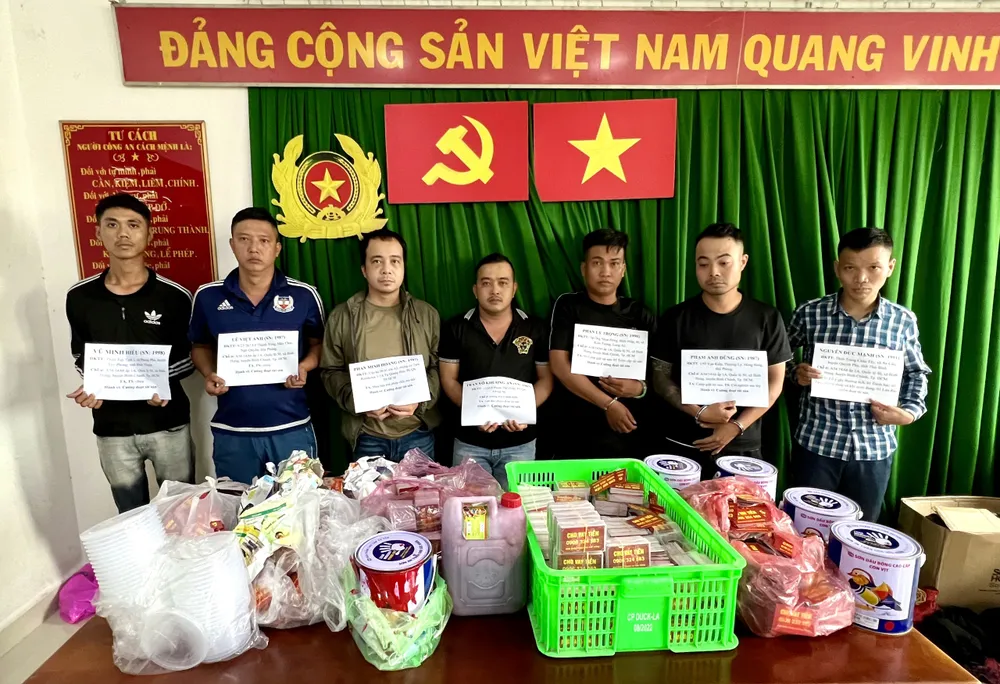 Công an quận 3 bắt nhóm cho vay lãi nặng chuyên đòi nợ kiểu khủng bố như chửi bới, tạt sơn. Ảnh: CA bat-khan-cap-ong-chu-cho-vay-lai-nang-thue-7-dan-em-tat-son-doi-no.jpg