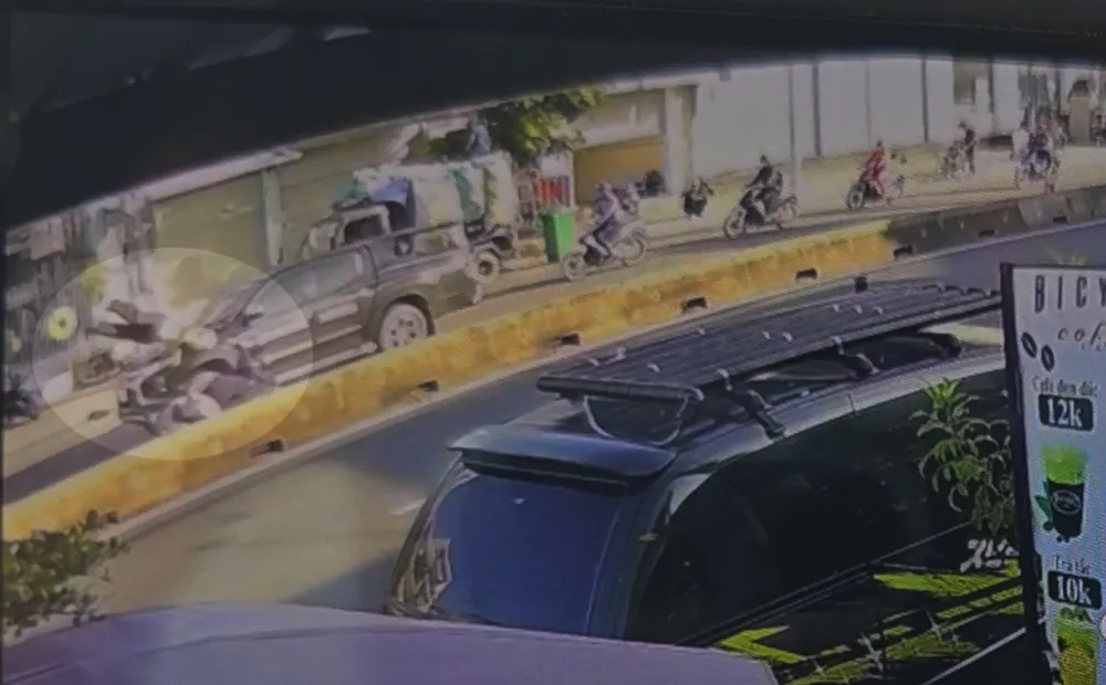 Người đàn ông bị tông văng xa trên đường. Ảnh cắt từ clip Băng qua đường sau khi rút tiền, người đàn ông bị xe máy tông tử vong