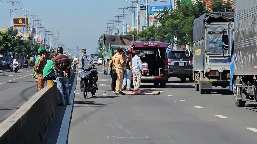 Công an sau đó khám nghiệm hiện trường, điều tra vụ việc. Ảnh: HT di-bo-ve-nha-sau-khi-rut-tien-nguoi-dan-ong-bi-xe-may-tong-tu-vong.jpg