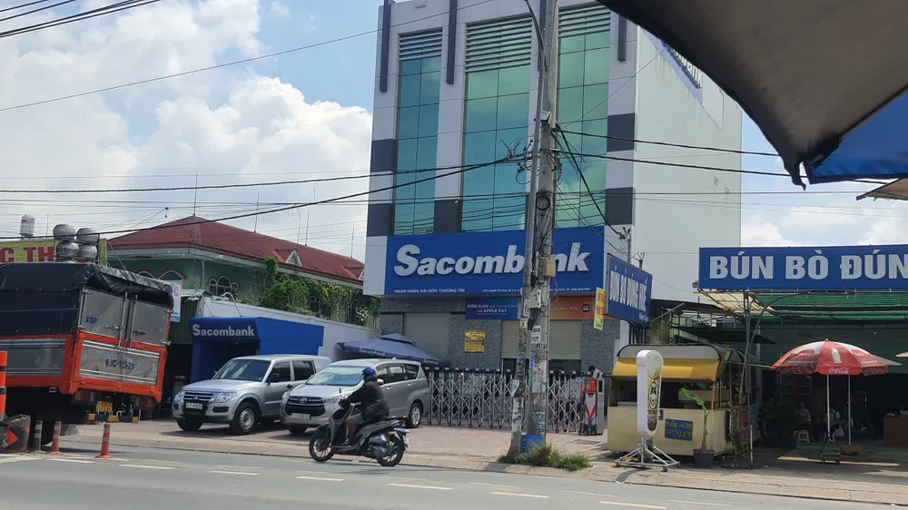 Theo Sacombank, hiện phòng giao dịch đã hoạt động trở lại bình thường. Ảnh: HT nghi-dung-sung-cuop-ngan-hang-o-hoc-mon-4.jpg