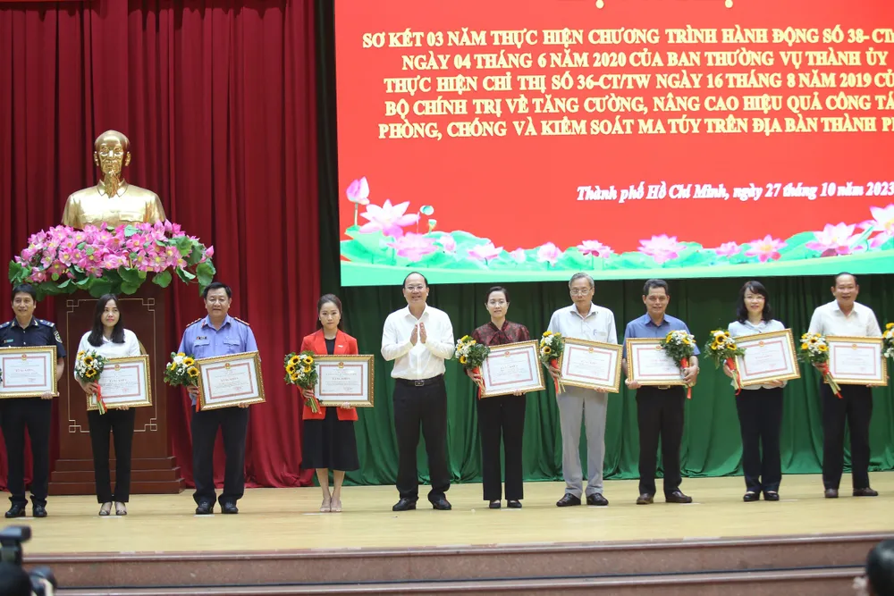 Phó Bí thư Thành ủy TP.HCM Nguyễn Hồ Hải trao bằng khen cho các cá nhân có thành tích xuất sắc trong đấu tranh với tội phạm ma túy. Ảnh: NT cong-an-tpchm-noi-ve-toi-pham-ma-tuy-trong-giai-doan-hien-nay-3-1682-6194.jpg