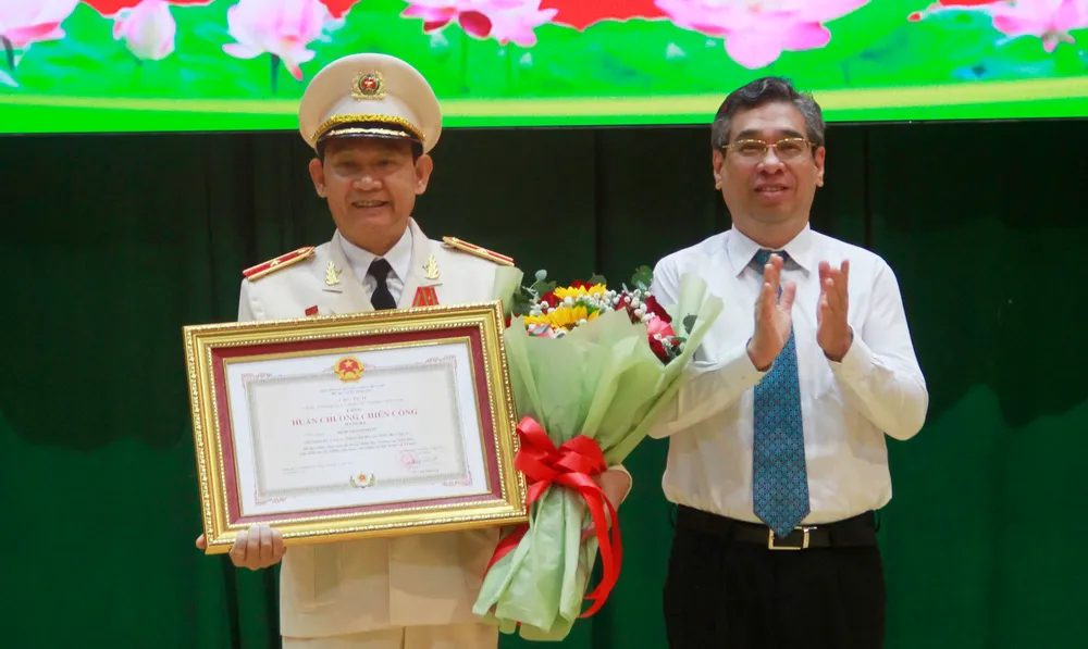 Thừa ủy quyền, Phó Bí thư Thành ủy Nguyễn Phước Lộc trao Huân chương Chiến công hạng Ba cho Thiếu tướng Đinh Thanh Nhàn, sáng 31-10. Ảnh: NT Thiếu tướng Đinh Thanh Nhàn nhận Huân chương Chiến công hạng Ba