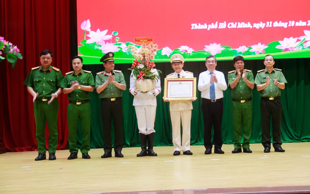 Tập thể Ban Giám đốc Công an TP.HCM chúc mừng Thiếu tướng Đinh Thanh Nhàn. Ảnh: NT thieu-tuong-dinh-thanh-nhan-nhan-huan-chuong-chien-cong.jpg