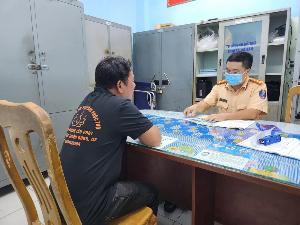 Tài xế chạy chiếc xe cũng bị cơ quan chức năng xử phạt hành chính. Ảnh: HT hóa trang
