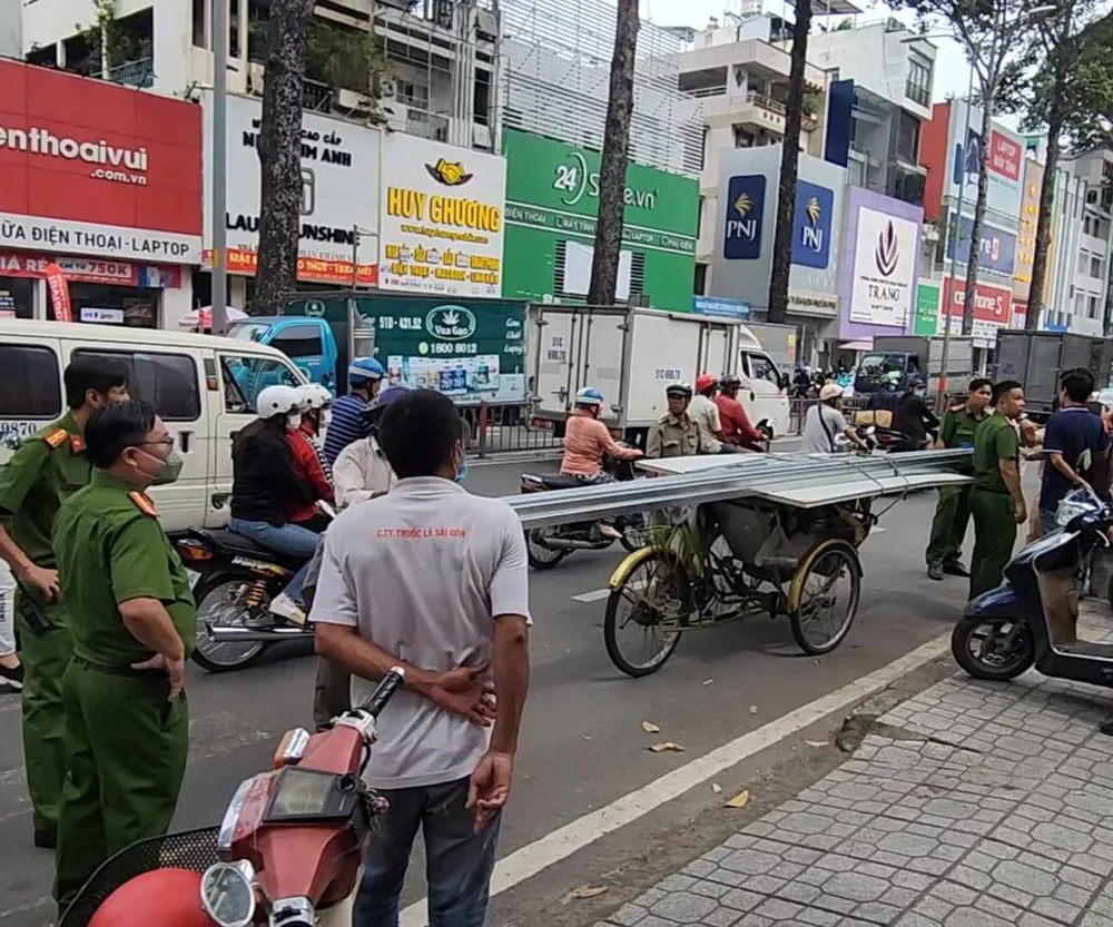 Công an sau đó phong tỏa, khám nghiệm hiện trường để điều tra. Ảnh: HT xích lô