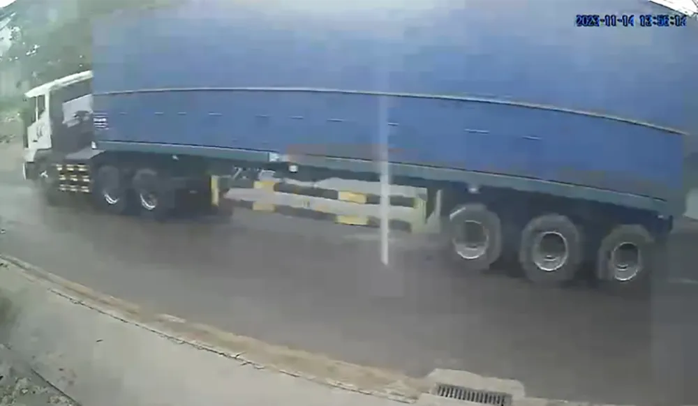 Xe container cán chết nam sinh lớp 10 rồi chạy khỏi hiện trường