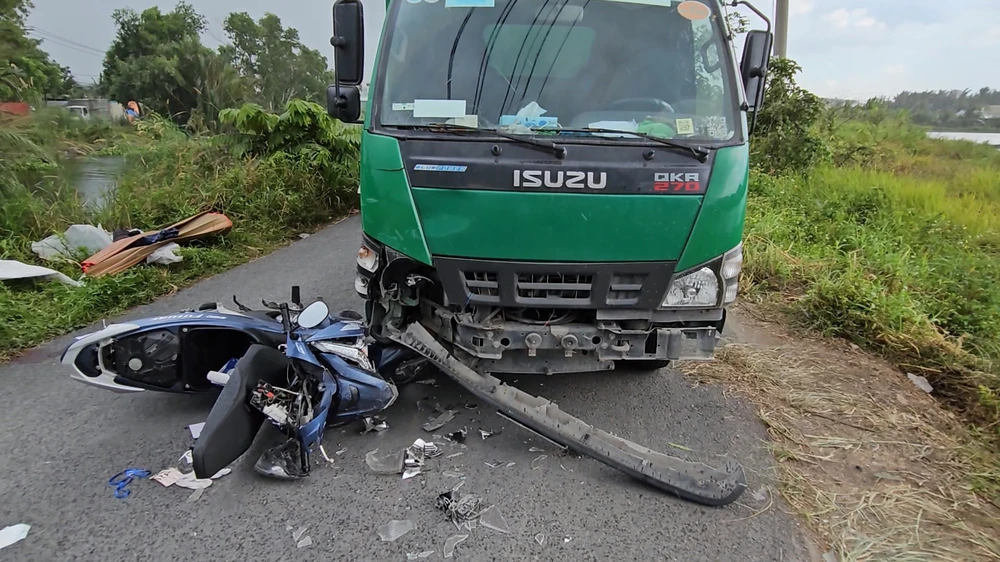 Va chạm xe tải và xe máy do 2 đồng nghiệp lái, 1 người chết