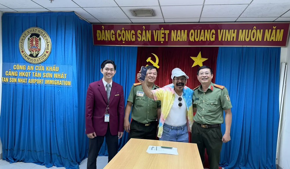 Du khách Ả Rập Xê Út đánh rơi iPhone 15 Promax ở Tân Sơn Nhất