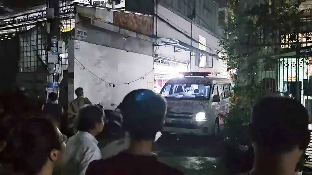 Người đàn ông nghi bị điện giật chết trong kho vải ở Bình Tân