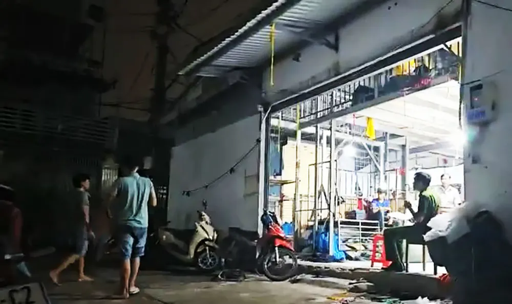 Người đàn ông nghi bị điện giật chết trong kho vải ở Bình Tân