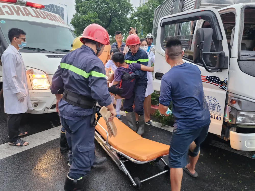 Cảnh sát sau đó giải cứu nam tài xế đưa vào bệnh viện cấp cứu. Ảnh: HT tông trụ thép