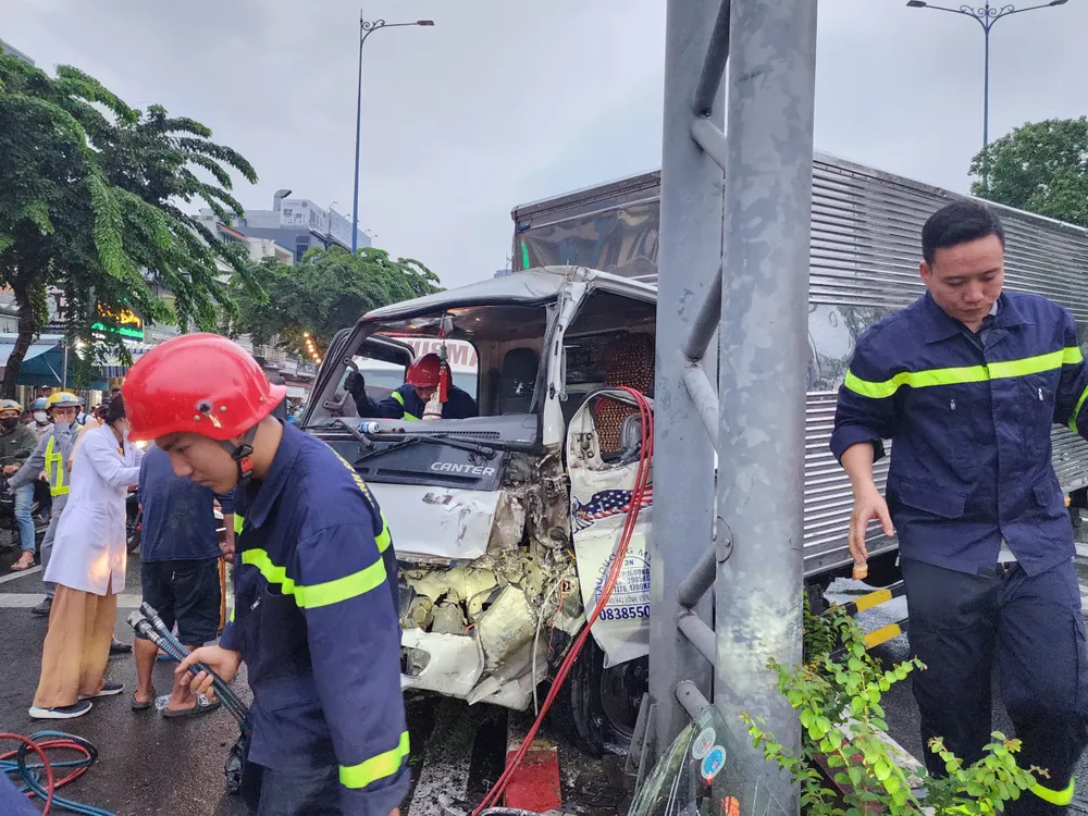 Chiếc xe tải hư hỏng phần đầu sau khi tông trúng trụ thép. Ảnh: HT tông trụ thép