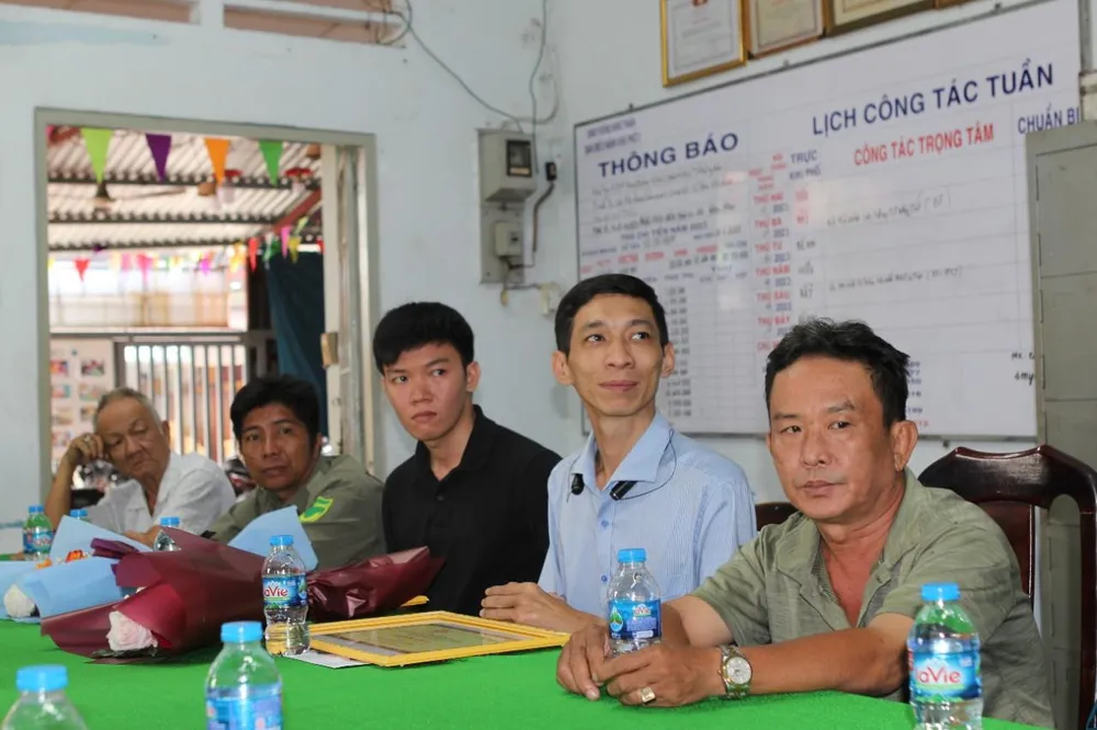 Anh Tiến và Anh Luận (thứ hai từ phải qua) tại buổi trao khen thưởng. Ảnh: CA Khen thưởng 2 người truy bắt cướp giật ở quận 12