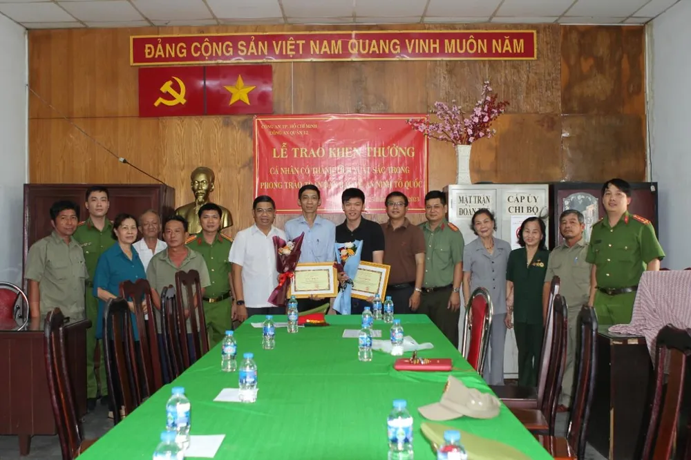 Công an quận 12 tổ chức trao khen thưởng với hai người dân đã có thành tích xuất sắc khi truy bắt cướp giật trên địa bàn. Ảnh: CA Khen thưởng 2 người truy bắt cướp giật ở quận 12