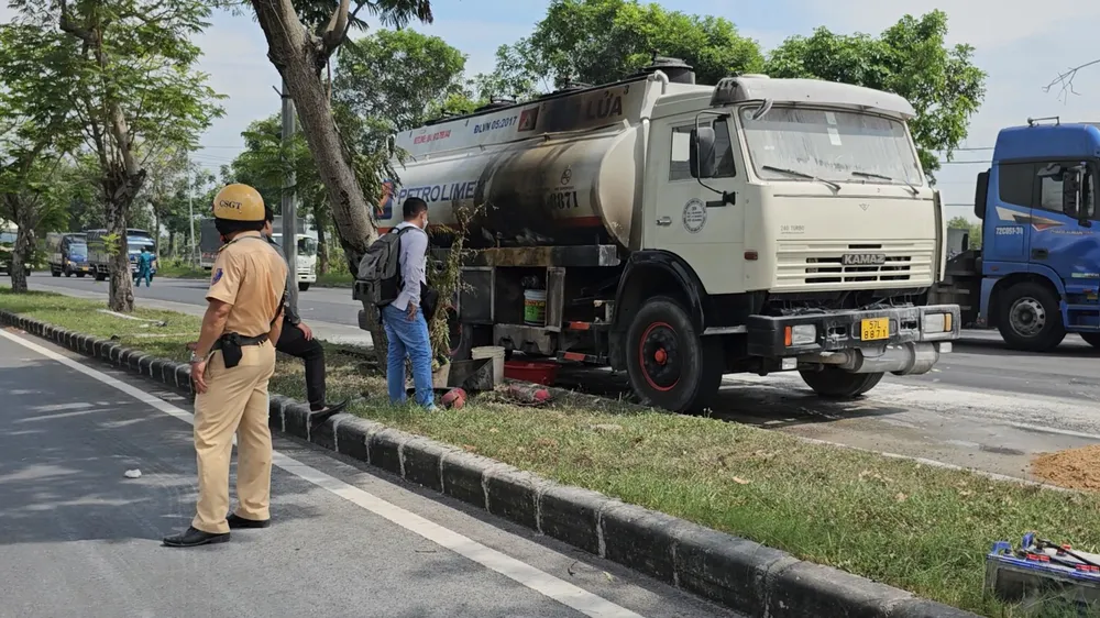 Chiếc xe bồn chở nhiên liệu đang di chuyển trên đường Nguyễn Văn Linh thì bất ngờ bốc cháy. Ảnh: HT Xe bồn chở nhiên liệu bốc cháy trên đường Nguyễn Văn Linh