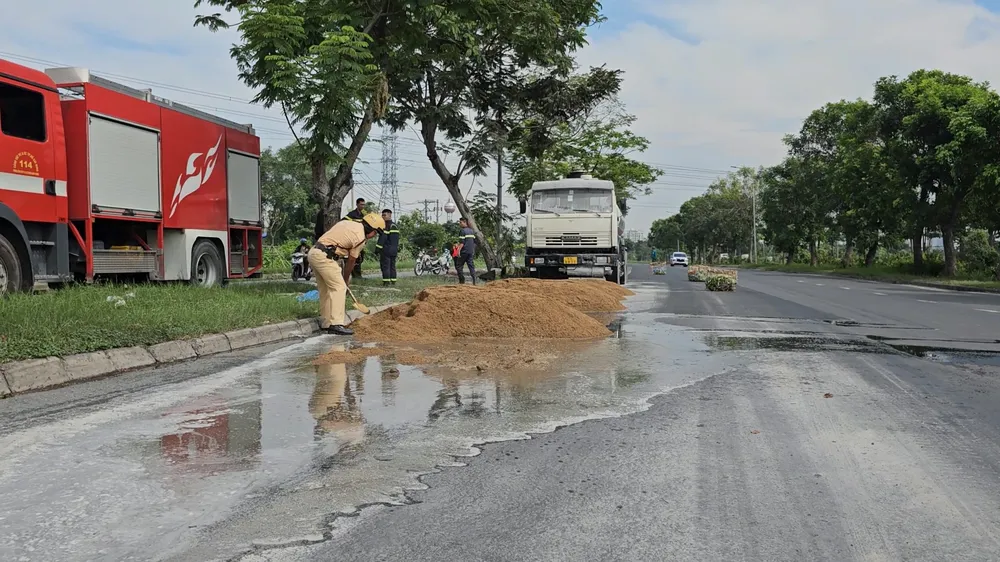 Cảnh sát sau đó huy động xe chở cát tới xử lý hiện trường xe bồn bị cháy. Ảnh: HT Xe bồn chở nhiên liệu bốc cháy trên đường Nguyễn Văn Linh