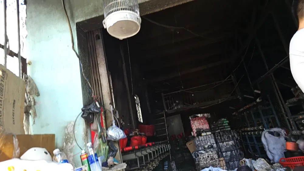 Thời điểm xảy ra cháy, căn nhà không có người. Ảnh: HT Cháy nhà chứa chỉ cuộn ở Tân Phú, nhiều người hoảng loạn
