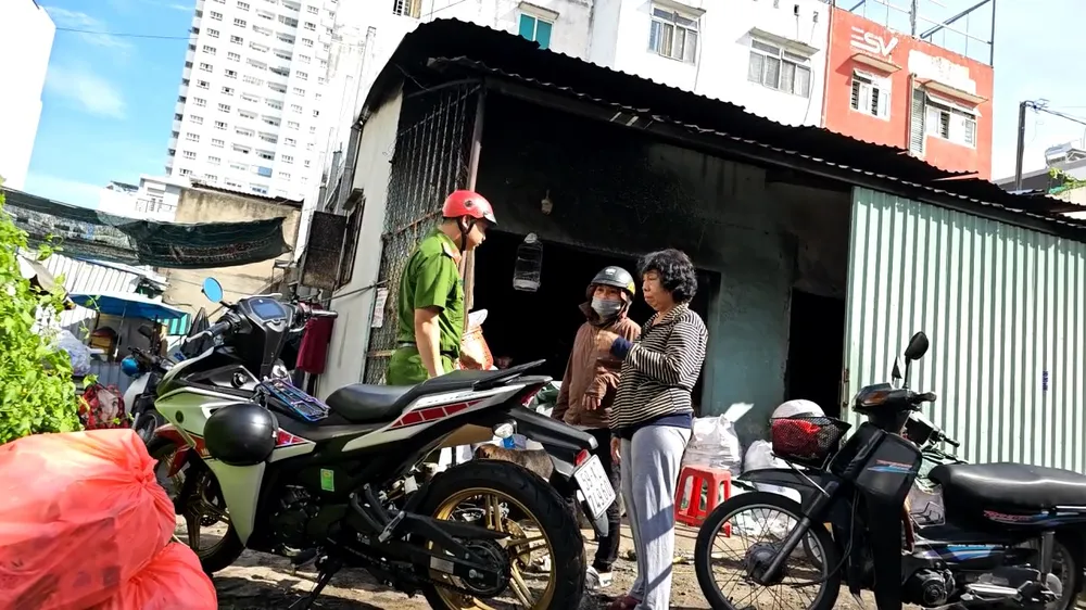 Công an sau đó lập hồ, làm rõ nguyên nhân vụ cháy. Ảnh: HT Cháy nhà chứa chỉ cuộn ở Tân Phú, nhiều người hoảng loạn