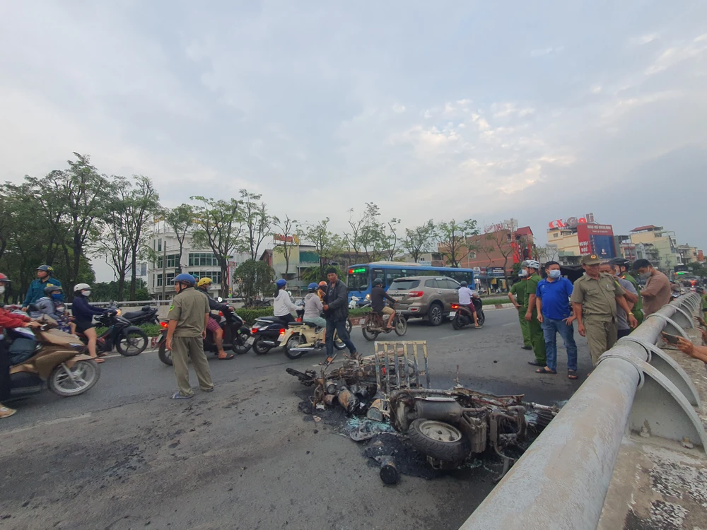 Va chạm, 2 xe máy bốc cháy trên cầu vượt Quang Trung
