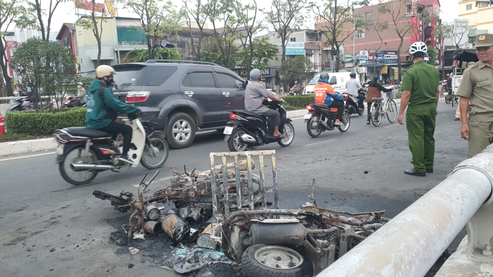 Va chạm, 2 xe máy bốc cháy trên cầu vượt Quang Trung