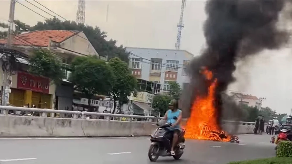 Va chạm, 2 xe máy bốc cháy trên cầu vượt Quang Trung
