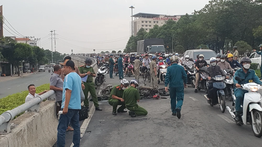 Va chạm, 2 xe máy bốc cháy trên cầu vượt Quang Trung