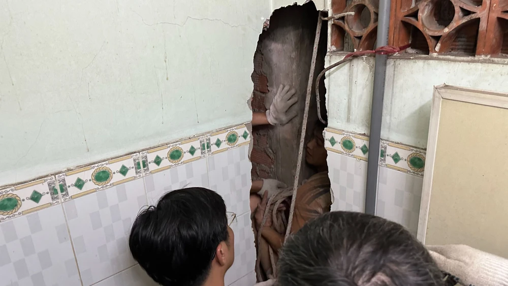 Trung tá Cảnh sát PCCC kể lại 2 giờ đồng hồ cứu thanh niên mắc kẹt