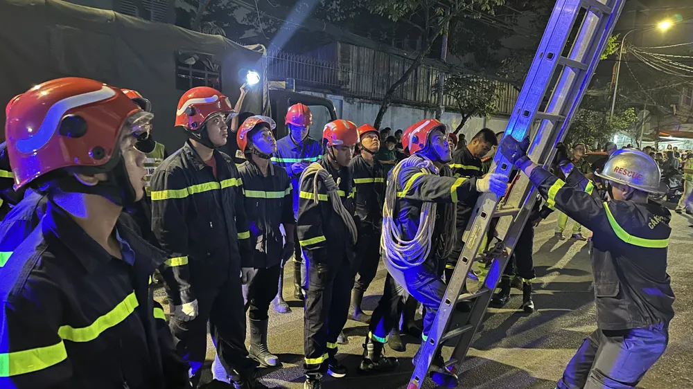 Trung tá Cảnh sát PCCC kể lại 2 giờ đồng hồ cứu thanh niên mắc kẹt