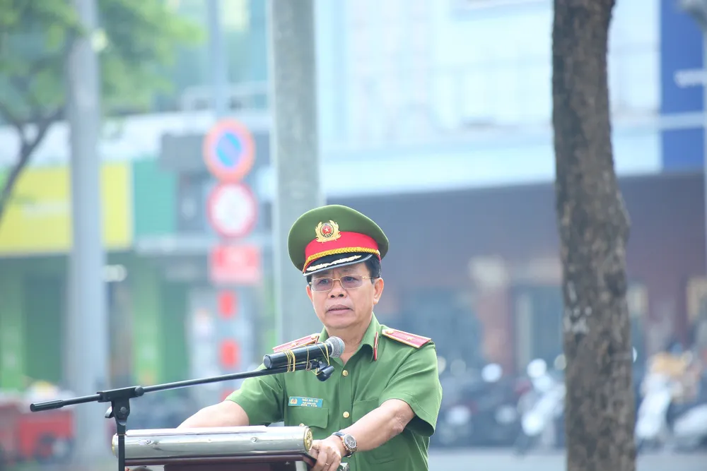 Thiếu tướng Trần Đức Tài phát biểu tại buổi diễn tập. Ảnh: PC07 Hơn 2 ngàn người diễn tập chữa cháy ở tòa nhà Bitexco cao 68 tầng