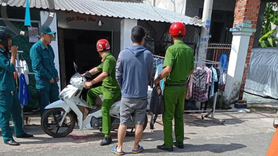 Từ bộ quần áo số 99, bắt kẻ trộm xe và hàng hóa của nam shipper ở Củ Chi