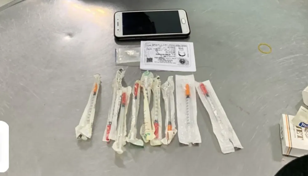 Công an dẹp điểm hút chích ma túy ở nghĩa trang Bình Hưng Hòa