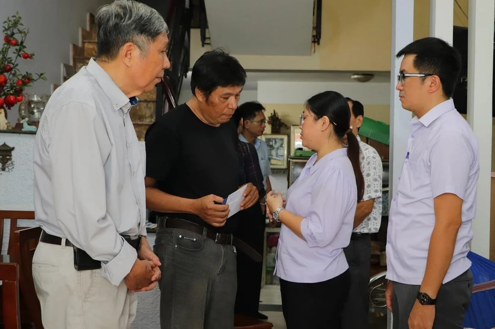 Quận ủy, UBND quận Tân Bình thăm hỏi, động viên nạn nhân vụ cháy nhà đường Lê Văn Sỹ