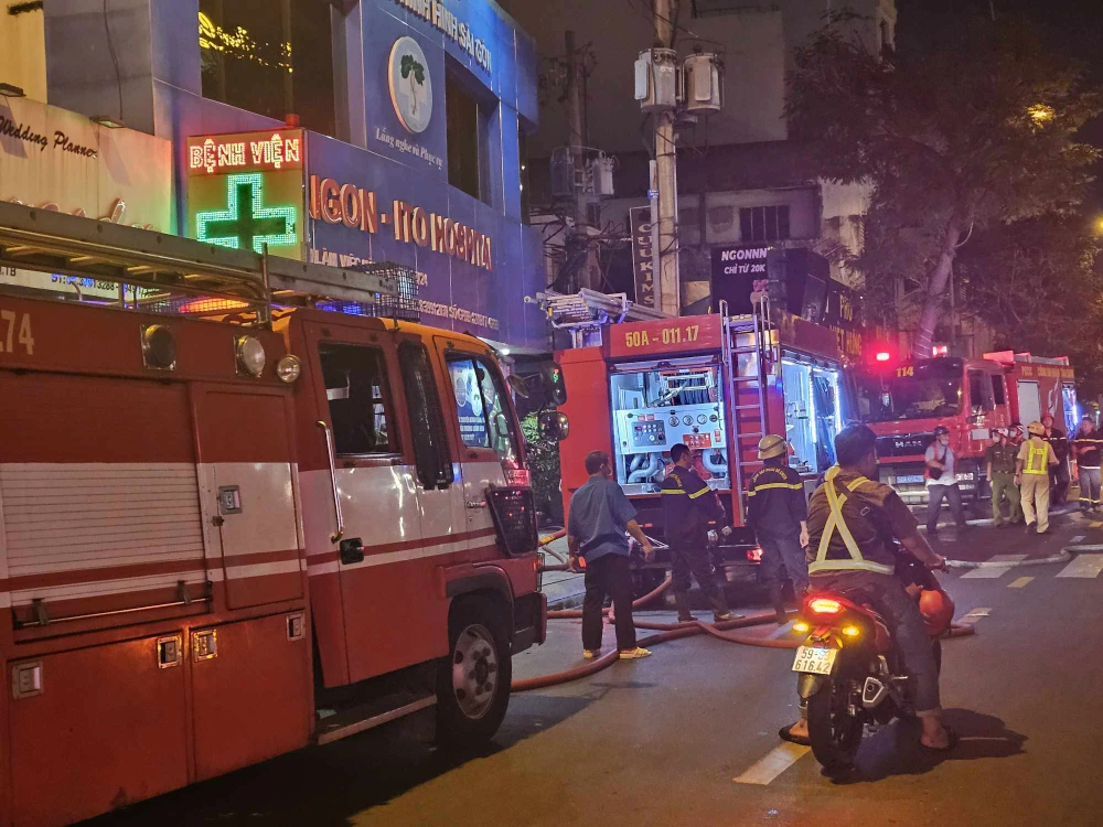 Quận ủy, UBND quận Tân Bình thăm hỏi, động viên nạn nhân vụ cháy nhà đường Lê Văn Sỹ