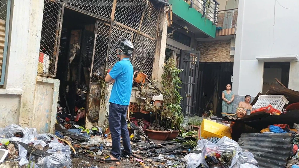 Quận ủy, UBND quận Tân Bình thăm hỏi, động viên nạn nhân vụ cháy nhà đường Lê Văn Sỹ