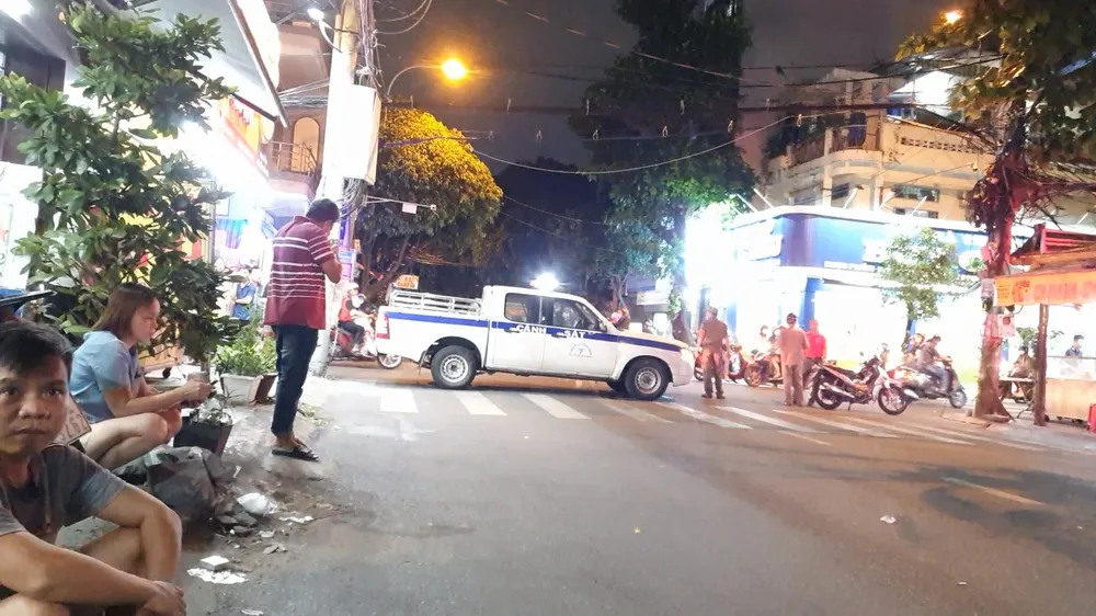 Công an phong tỏa đoạn đường qua khu vực để phục vụ việc khám nghiệm. Ảnh: NT quan-tan-binh-nhan-vien-cong-ty-tu-vong-bat-thuong-o-toa-nha-nam-tang-3.jpg