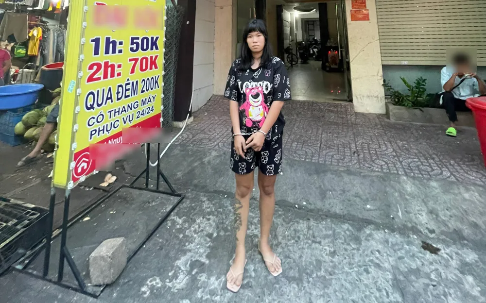 Hình xăm trên đùi tố cô gái cướp giật chuyên nghiệp ở quận Tân Phú