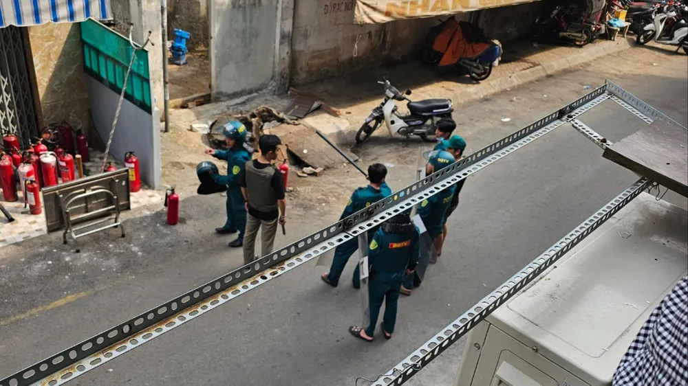 Người đàn ông được cho là phóng hỏa đốt nhà rồi cố thủ. Ảnh: HT Người đàn ông nghi ngáo đá, đốt nhà rồi cố thủ ở Chung cư Ấn Quang, quận 10