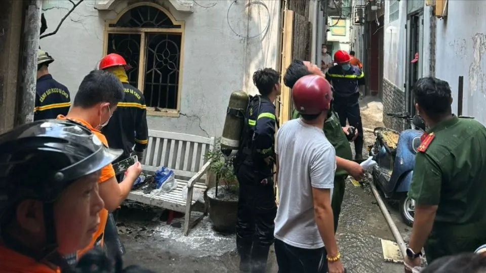 Cảnh sát PCCC&CNCH cũng có mặt phối hợp xử lý hiện trường. Ảnh: HT Người đàn ông nghi ngáo đá, đốt nhà rồi cố thủ ở Chung cư Ấn Quang, quận 10