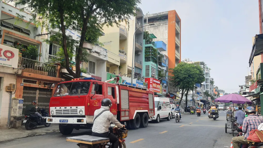 Đến hơn 14 giờ chiều, hiện trường vẫn đang được công an phong tỏa. Ảnh: HT Người đàn ông nghi ngáo đá, đốt nhà rồi cố thủ ở Chung cư Ấn Quang, quận 10