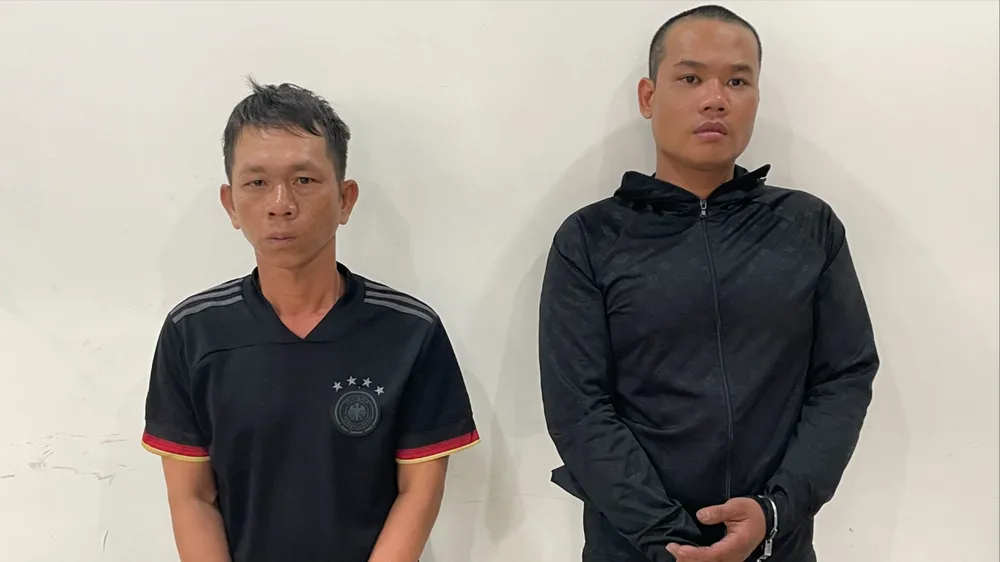 Người phụ nữ chăm cháu một mình ở nhà thì bị dí dao vào cổ cướp tài sản