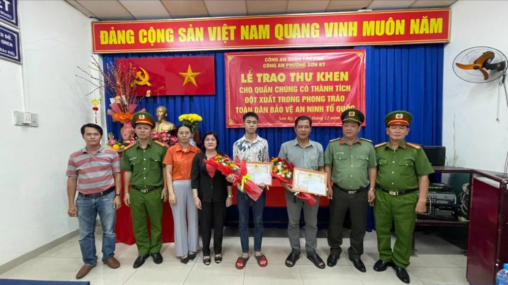 Hai người đàn ông đuổi bắt trộm xe đạp được Công an quận Tân Phú khen thưởng