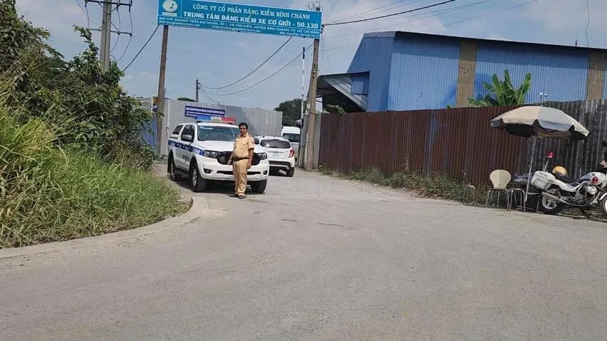 Công an khám xét trung tâm đăng kiểm 50-13D ở huyện Bình Chánh hồi tháng 2. Ảnh: NT 1 giám đốc bị bắt vì đưa hối lộ cho giám đốc TTĐK 50-13D