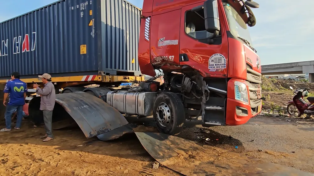 Một cuộn sắt rơi trúng xe container chạy bên cạnh khiến phần ca bị bị bẹp một phần. Ảnh: NT 3 cuộn sắt trên xe đầu kéo bị đứt xích giằng, rơi xuống Quốc lộ 1
