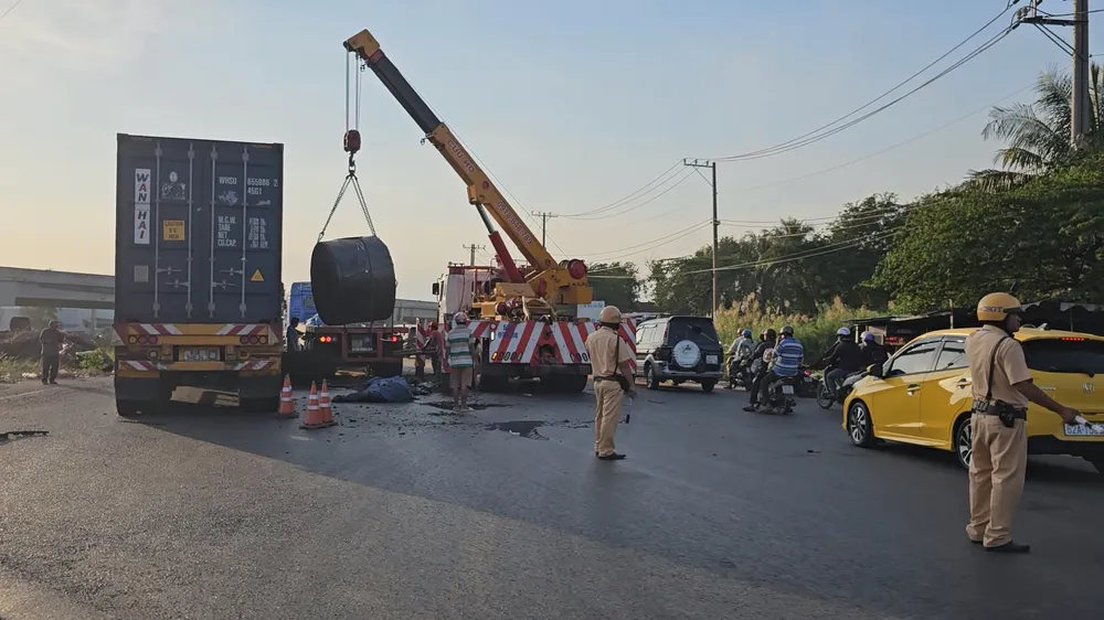 Lực lượng CSGT sau đó phân luồng, điều tiết giao thông và xử lý hiện trường. Ảnh: NT 3 cuộn sắt trên xe đầu kéo bị đứt xích giằng, rơi xuống Quốc lộ 1