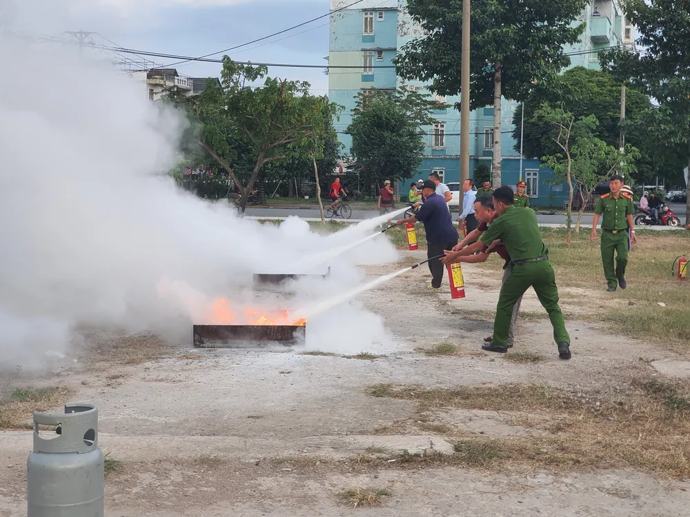 Hàng trăm người tham gia diễn tập PCCC ở Chợ đêm An Sương