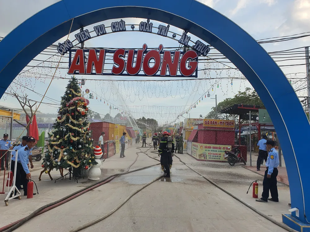 Hàng trăm người tham gia diễn tập PCCC ở Chợ đêm An Sương