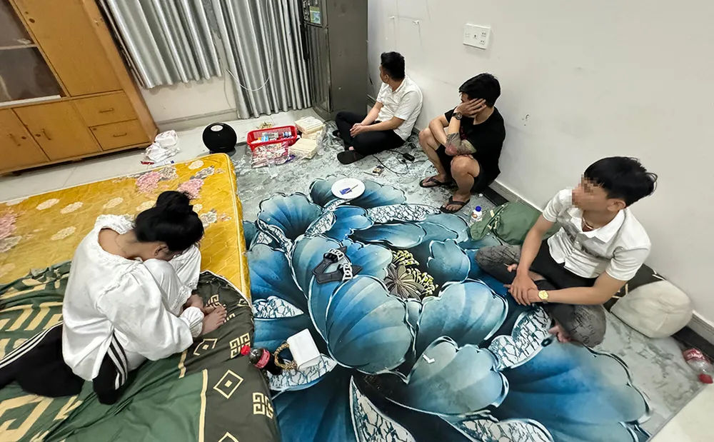 Nhóm nam nữ thanh niên thuê phòng, mua ma túy để ‘bay lắc’ ở Tân Bình